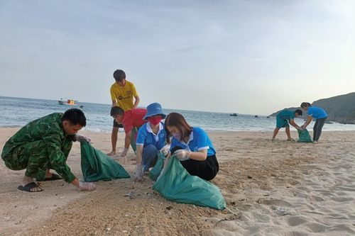 Tấm áo mới ở làng chài Nhơn Hải