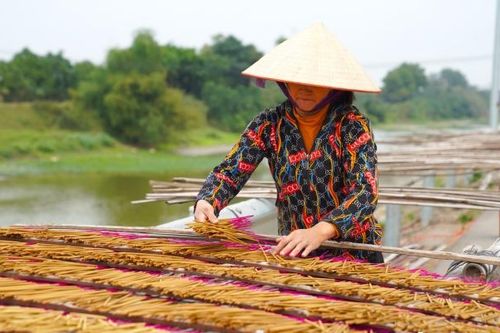 Dân làng hương nổi tiếng ở Hà Nội tất bật chuẩn bị hàng dịp Tết 2024