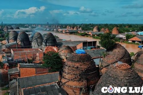 Lạc bước vào 'vương quốc đỏ' đầy kỳ thú ở Vĩnh Long