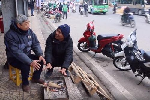 Hà Nội vào đợt rét đậm, người lao động co ro đốt lửa sưởi ấm bên lề đường
