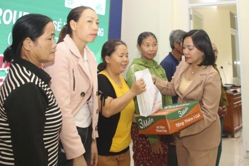 Báo Khánh Hòa trao 100 suất quà Tết cho các hộ nghèo tại xã Suối Cát