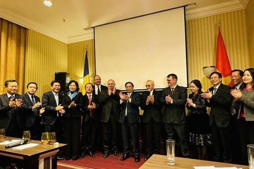 Chủ tịch Hội hữu nghị Việt Nam - Rumani Hồ Quang Lợi tham gia đoàn công tác của Thủ tướng thăm chính thức Rumani