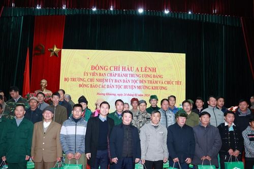 Bộ trưởng, Chủ nhiệm Ủy ban Dân tộc Hầu A Lềnh tặng quà Tết đồng bào DTTS huyện Mường Khương