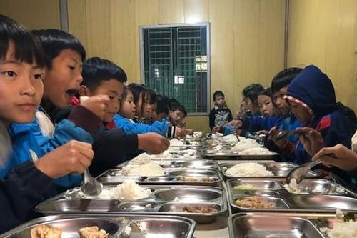 Cảnh sinh hoạt của học sinh vùng cao Yên Bái trong những ngày giá rét