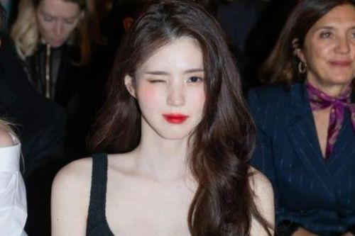 Han So Hee bị báo Hàn chỉ trích vì mặc váy xuyên thấu đáng xấu hổ