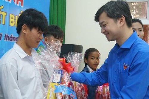 Ấm áp Tết sẻ chia với người dân vùng biên Đồng Tháp