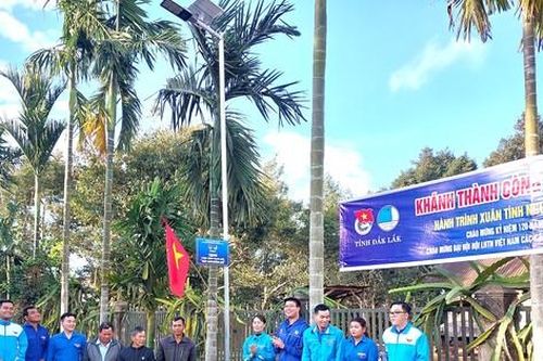 Ấm áp những suất quà Tết đến với người dân vùng sâu Đắk Lắk