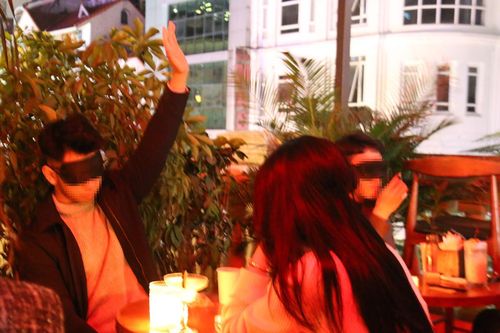 Giới trẻ hào hứng hẹn hò với người lạ, bịt mắt trò chuyện, chán được đổi người