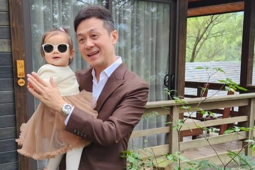 Lần hiếm hoi MC Anh Tuấn VTV khoe con gái