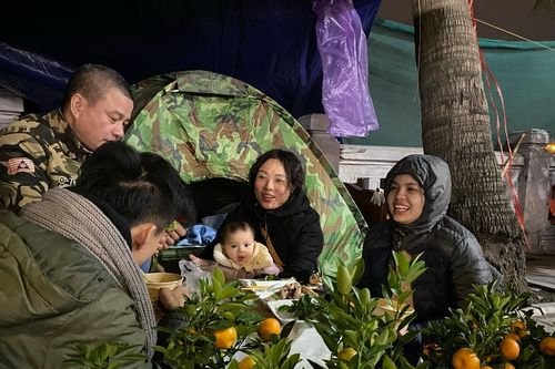 Đêm lạnh thấu xương, em bé Hà Nội ra đường mưu sinh cùng mẹ