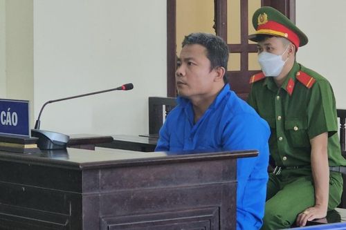 Cầm kéo khống chế hàng xóm suốt 4 giờ, gã thợ hồ ngáo đá lãnh án 11 năm tù