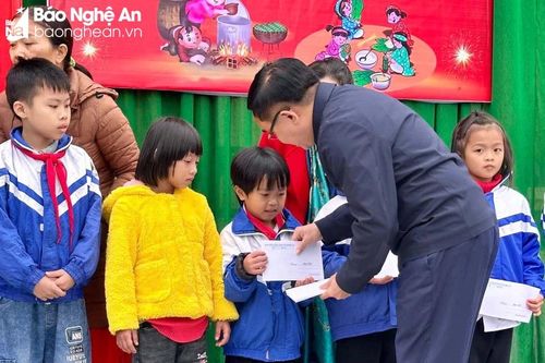 Ban Dân vận Tỉnh ủy tặng quà Tết tại Đô Lương