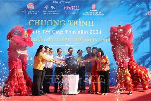 TP Hồ Chí Minh: 'Siêu thị mini 0 đồng' mang Tết đến với người dân khó khăn