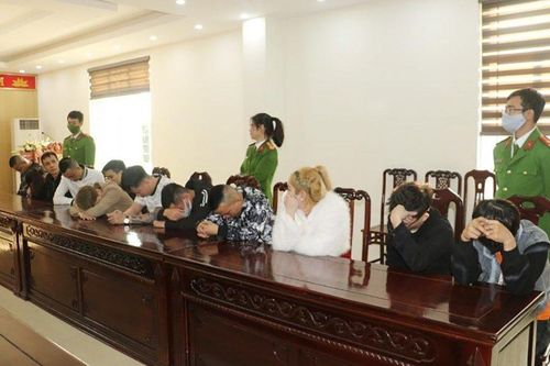 Công an đột kích phòng karaoke bắt nhóm nam nữ đang 'mở tiệc' ma túy