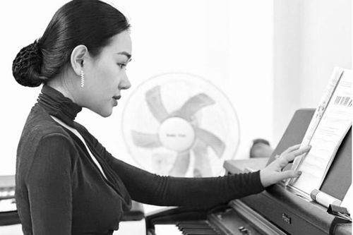 Vợ Hồ Tấn Tài khoe bận cả trăm công việc vẫn tập chơi đàn, chàng cầu thủ có phản ứng bất ngờ