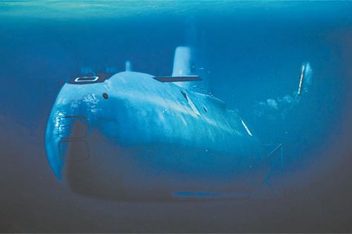 Các nước chạy đua phát triển máy bay không người lái phóng từ tàu ngầm