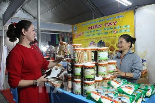 Hơn 200 gian hàng tham gia Hội chợ Công nghiệp - Thương mại và Ẩm thực Bến Tre