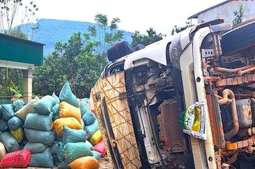 Bản tin TNGT 24/1: Xe đầu kéo đang đi bỗng lật nghiêng làm sập cổng nhà dân