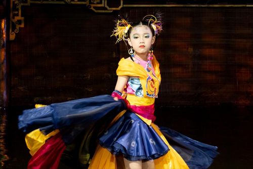 Mẫu nhí xoay váy thần thánh trên sàn catwalk