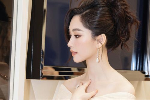 Hoa hậu Đặng Thu Thảo hiếm hoi dự sự kiện, diện bộ trang sức triệu đô gây chú ý