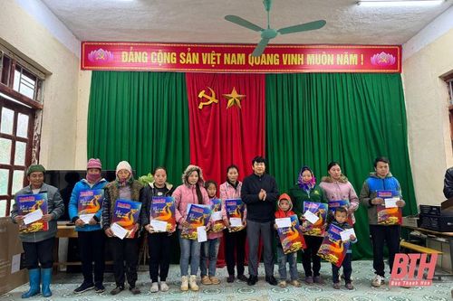 Quỹ Tấm lòng vàng Báo Thanh Hóa trao quà cho đồng bào bản Mông tại huyện Quan Sơn