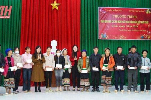 Trao 50 suất quà Tết cho các gia đình khó khăn huyện Như Xuân