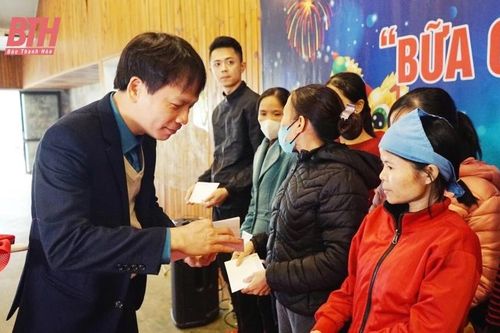 Trao quà cho đoàn viên, người lao động khó khăn huyện Đông Sơn