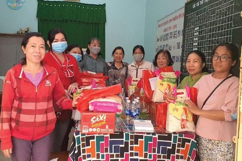 Cán bộ phụ nữ tích cực chăm lo đời sống người dân