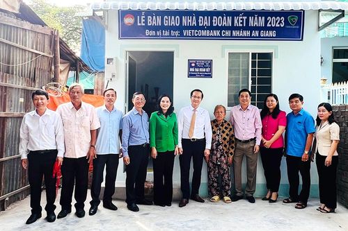 Trao 7 nhà Đại đoàn kết cho hộ nghèo ở TP. Long Xuyên