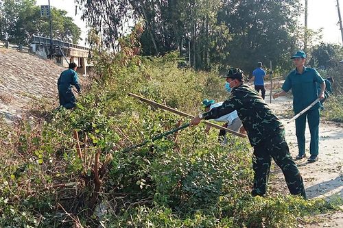Ra quân vệ sinh môi trường ở biên giới Lạc Quới