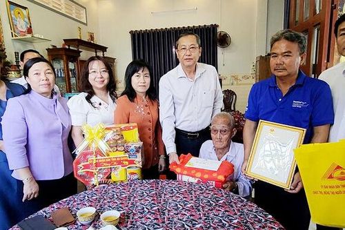 Phó Bí thư Thường trực Tỉnh ủy, Chủ tịch HĐND tỉnh An Giang Lê Văn Nưng chúc Tết các đơn vị lực lượng vũ trang và thăm, tặng quà các gia đình chính sách ở huyện Thoại Sơn