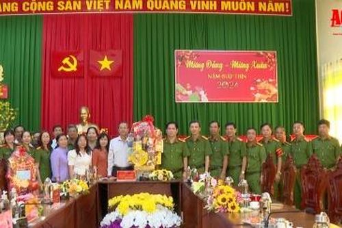 Phó Bí thư Thường trực Tỉnh ủy, Chủ tịch HĐND tỉnh An Giang Lê Văn Nưng chúc Tết các đơn vị lực lượng vũ trang và thăm, tặng quà các gia đình chính sách ở huyện Thoại Sơn