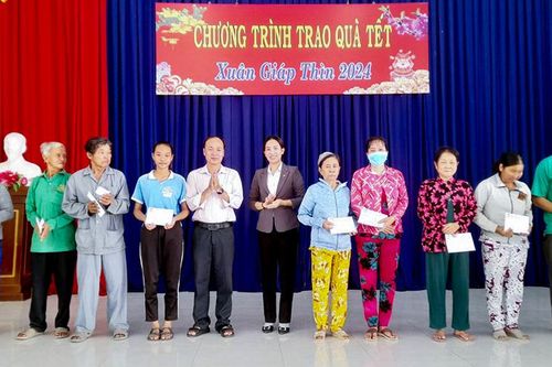 Thêm nhiều phần quà Tết trao tặng người nghèo, hoàn cảnh khó khăn huyện Châu Phú