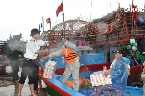 Đoàn công tác Vùng 3 Hải quân và Đà Nẵng thăm, chúc Tết huyện đảo Lý Sơn, Cồn Cỏ