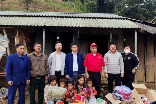 Người mẹ mù và đàn con thơ dại