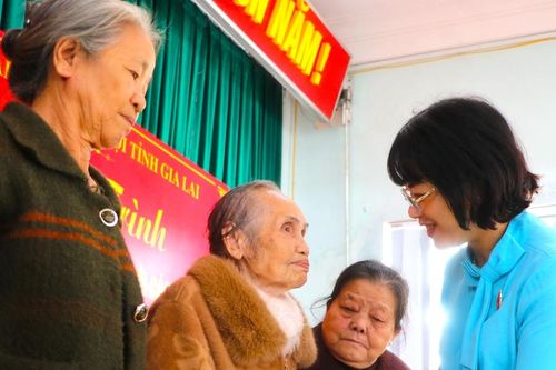 Đoàn đại biểu Quốc hội tỉnh Gia Lai thăm, tặng quà người có công với cách mạng huyện Kbang và thị xã An Khê