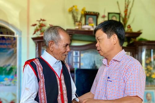 Phó Chủ tịch UBND tỉnh Nguyễn Hữu Quế thăm, chúc Tết người có công tại huyện Ia Grai