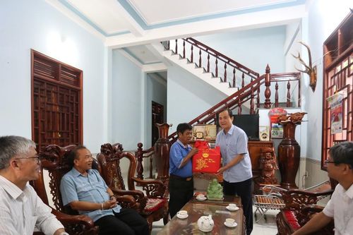 Trưởng ban Nội chính Tỉnh ủy Võ Thanh Hùng thăm, tặng quà Tết Nguyên đán Giáp Thìn 2024