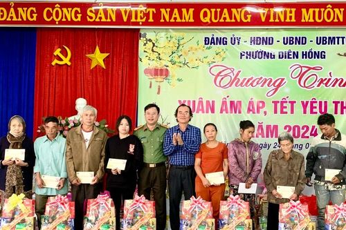 Pleiku: Trao 180 suất quà đến hộ nghèo, cận nghèo, khó khăn tại phường Diên Hồng