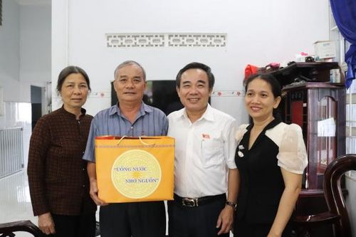 Ông Lê Hữu Trí hăm, tặng quà gia đình có công với cách mạng huyện Diên Khánh