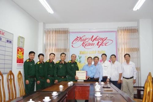 Đoàn công tác Bộ Tư lệnh Quân khu 5 chúc Tết Hội Cựu chiến binh tỉnh Khánh Hòa