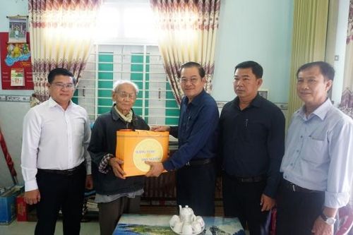 Phó Chủ tịch Thường trực HĐND tỉnh Trần Mạnh Dũng thăm, tặng quà Tết cho người có công ở huyện Vạn Ninh