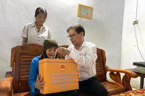 Chủ tịch UBND tỉnh Nguyễn Tấn Tuân thăm, tặng quà cho gia đình có công với cách mạng huyện Khánh Vĩnh
