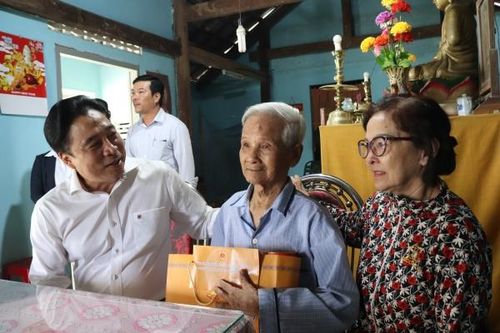 Phó Bí thư Thường trực Tỉnh ủy Nguyễn Khắc Toàn thăm, tặng quà và chúc Tết các gia đình chính sách tại huyện Diên Khánh
