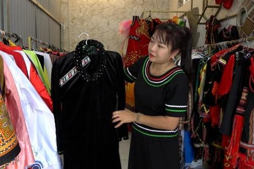 Giữ gìn trang phục truyền thống của đồng bào