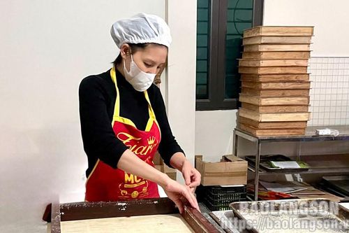 Cơ sở chế biến bánh khảo vào vụ tết