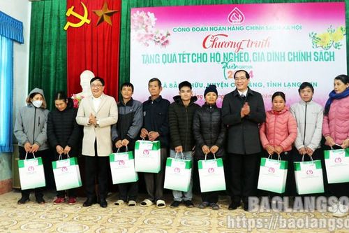 Tổng Giám đốc Ngân hàng Chính sách xã hội Việt Nam tặng 100 suất quà tết tại xã Bằng Hữu, huyện Chi Lăng