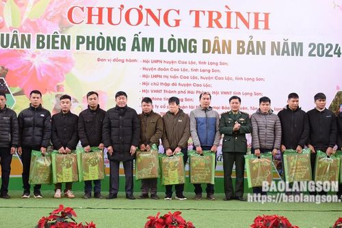 Tặng 322 suất quà cho người dân tại Chương trình 'Xuân Biên phòng – Ấm lòng dân bản' năm 2024