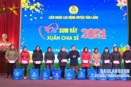 Văn Lãng: Trao tặng 108 suất quà tết cho đoàn viên, người lao động có hoàn cảnh khó khăn
