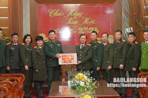 Lãnh đạo Bộ Tư lệnh Quân khu 1 thăm, tặng quà, chúc tết tại Lạng Sơn